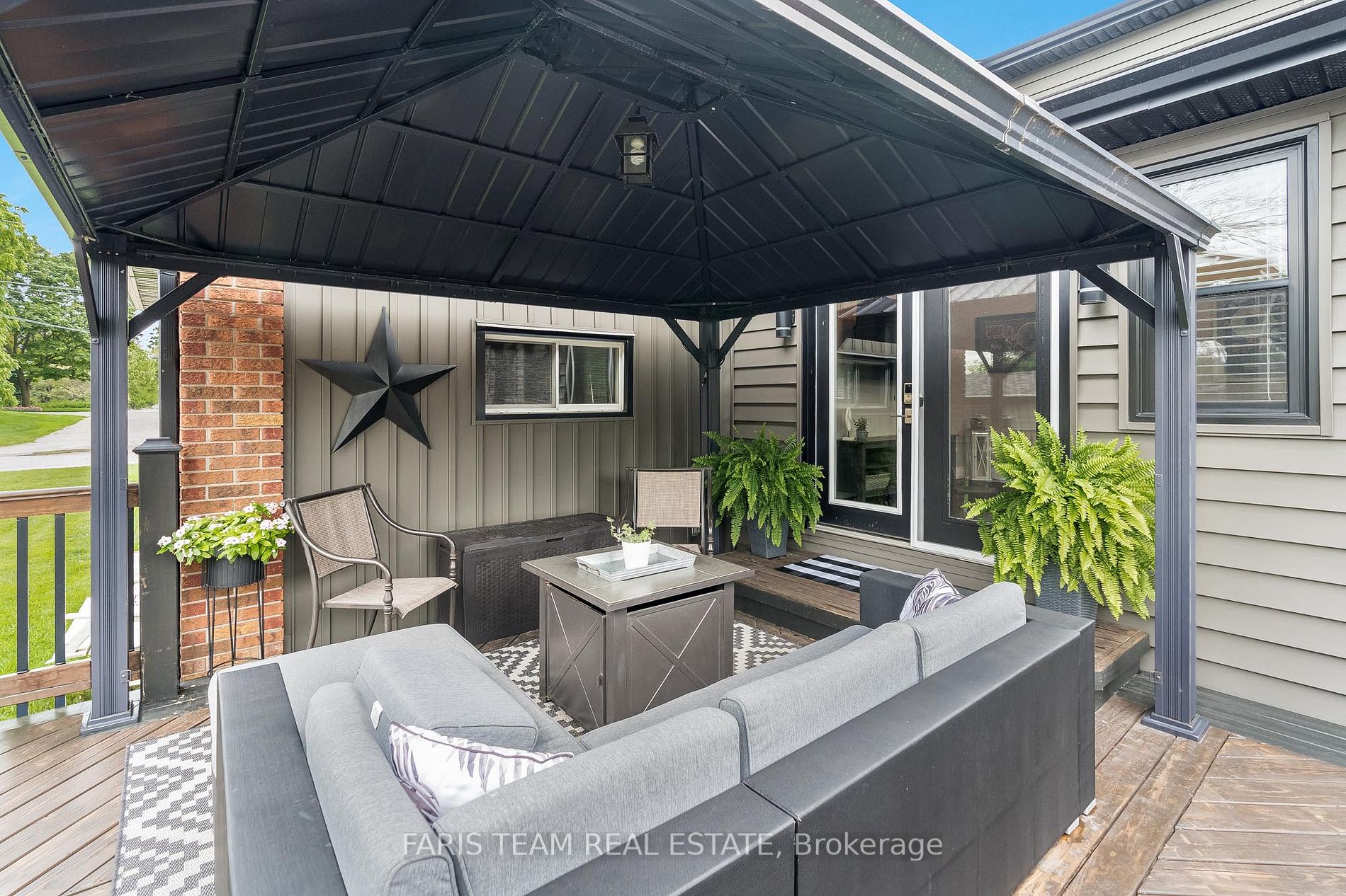 562 Simcoe St