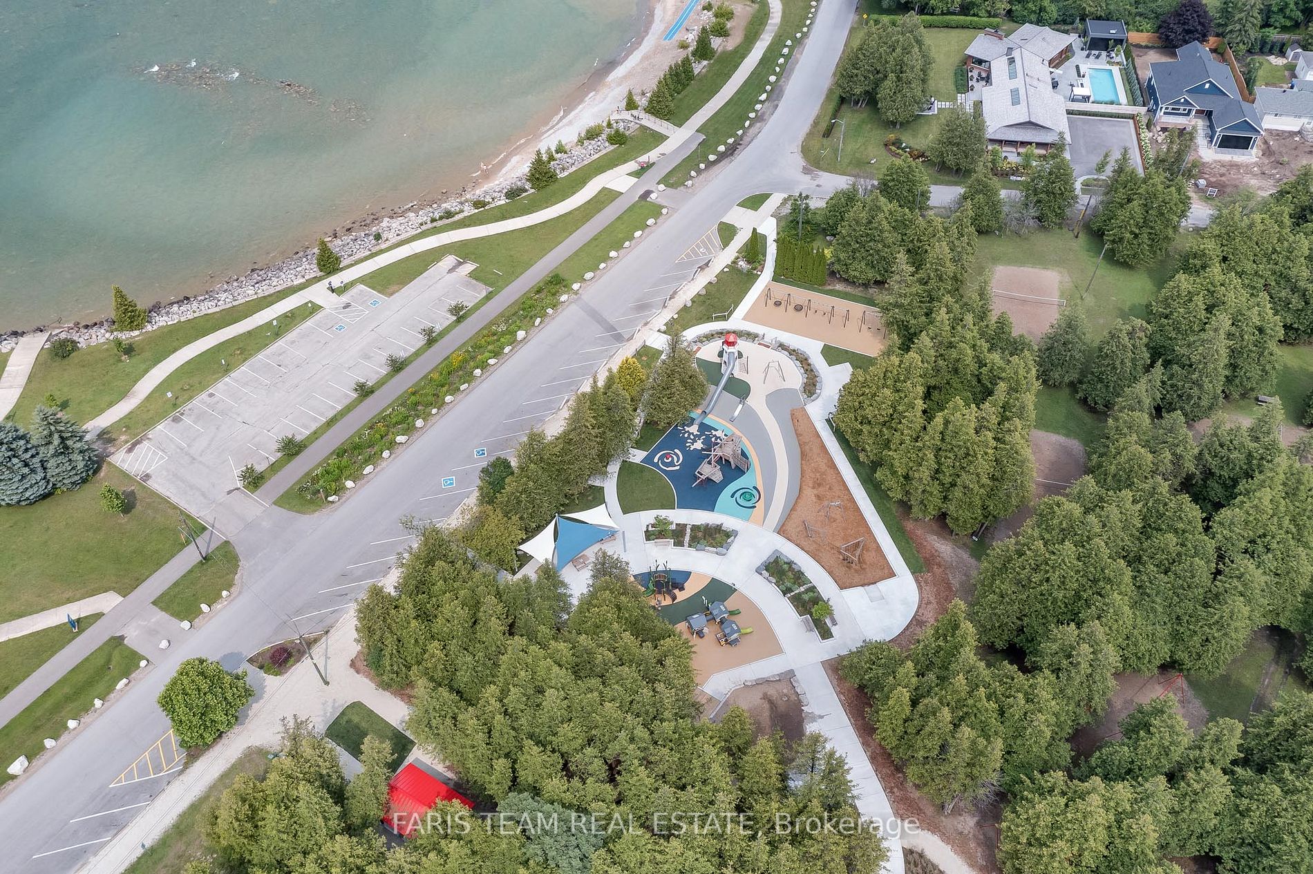 562 Simcoe St