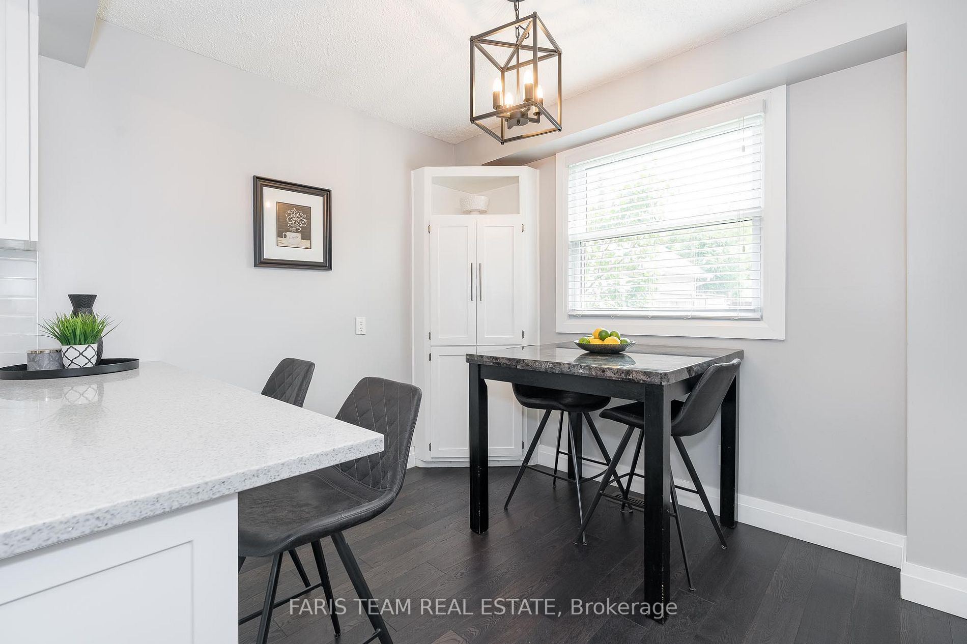 562 Simcoe St