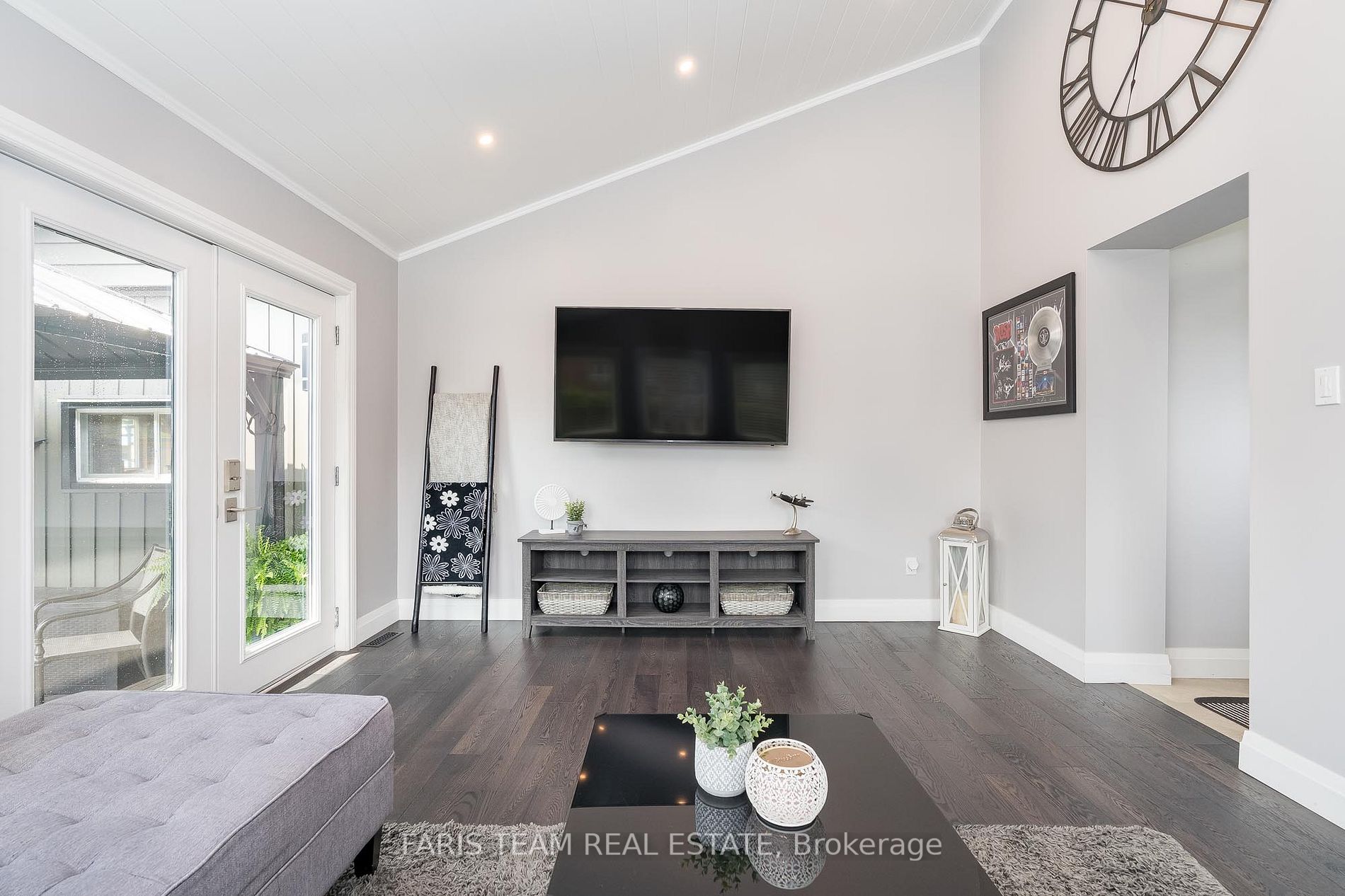 562 Simcoe St