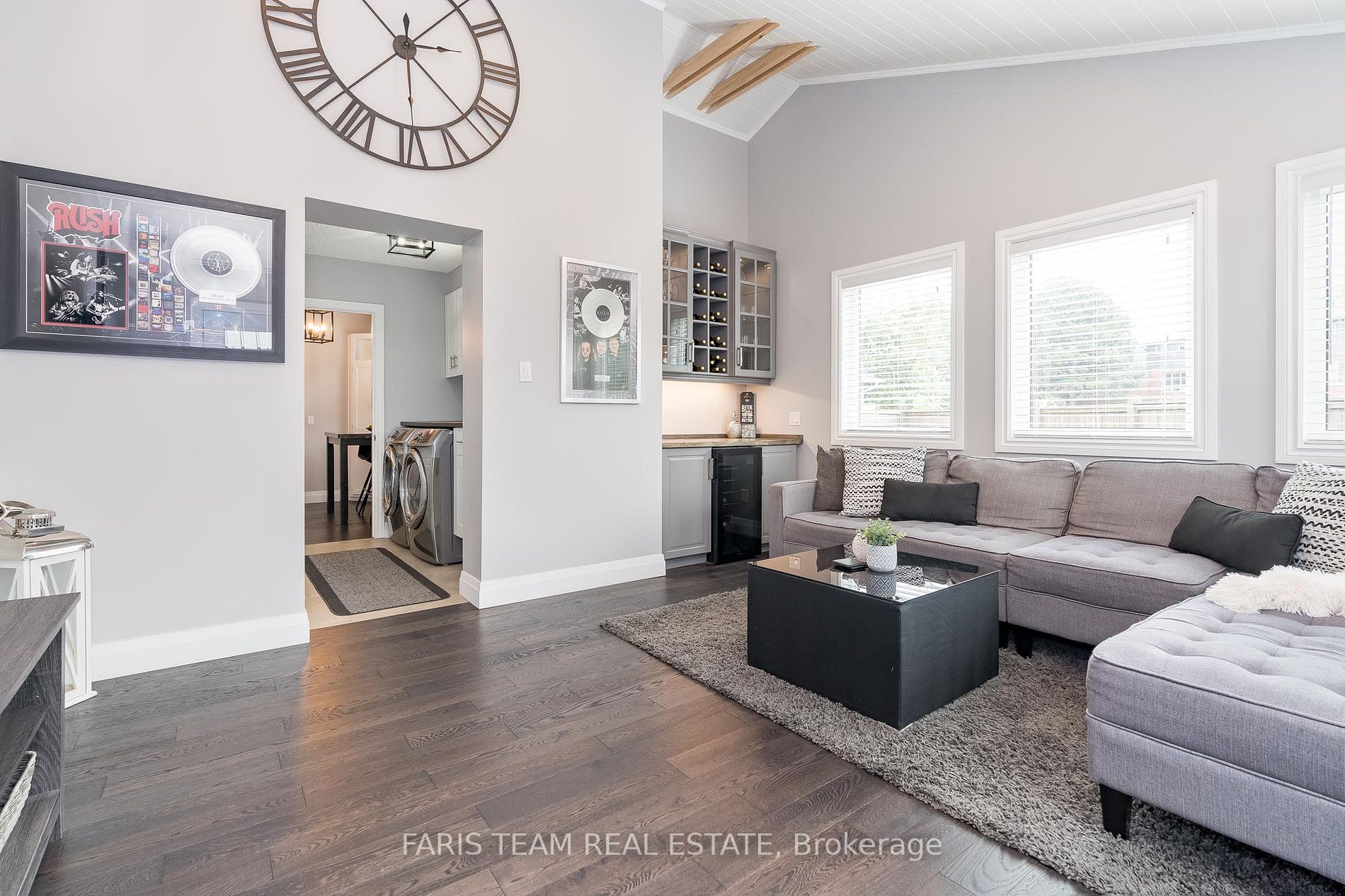 562 Simcoe St