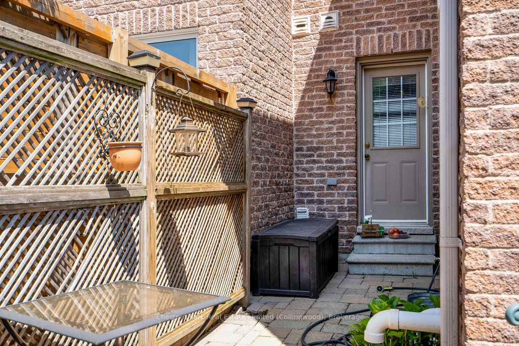 16 Thomas Dr