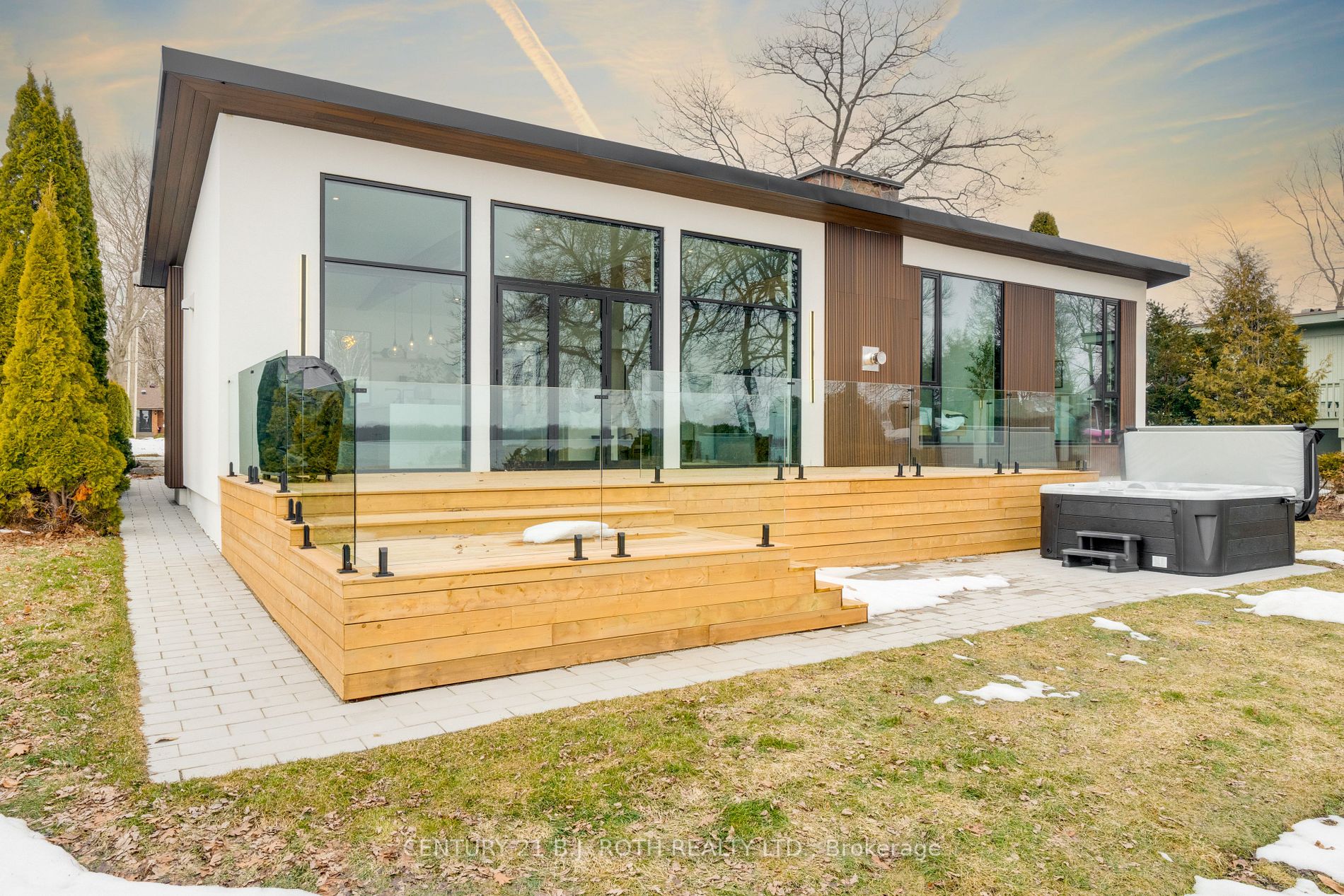 655 Glen Cres