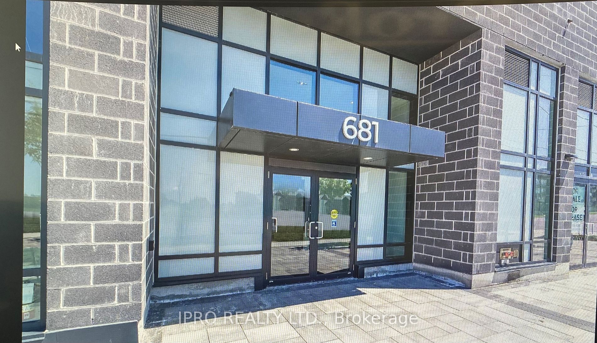 681 Yonge St, #111