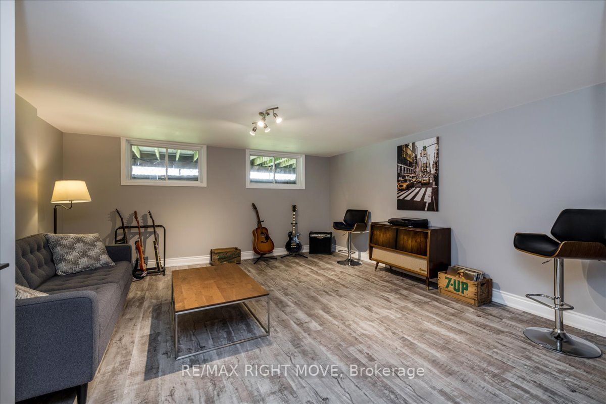 52 Maple Dr