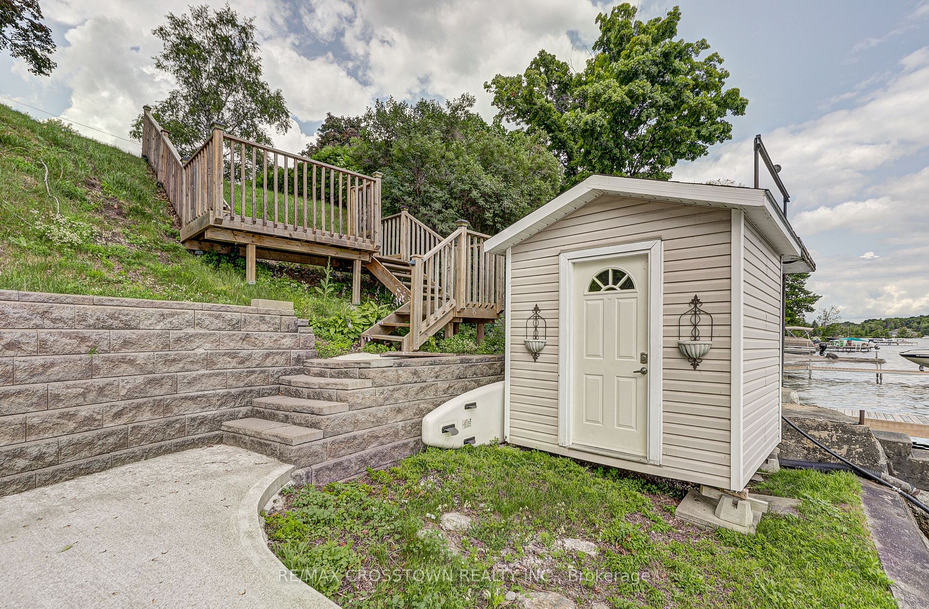 2679 Lakeshore Road E