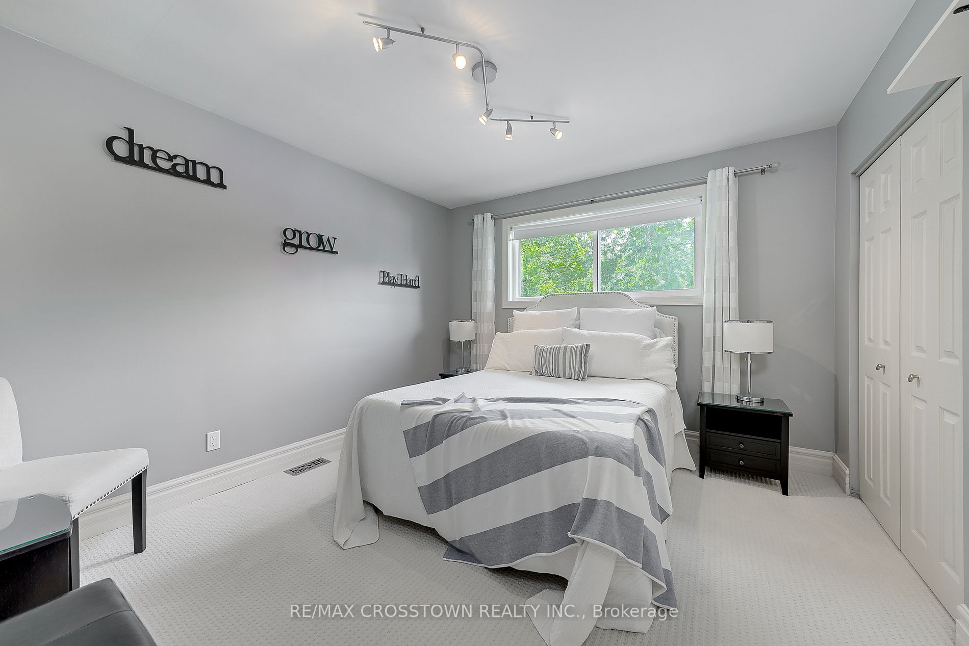 2679 Lakeshore Road E