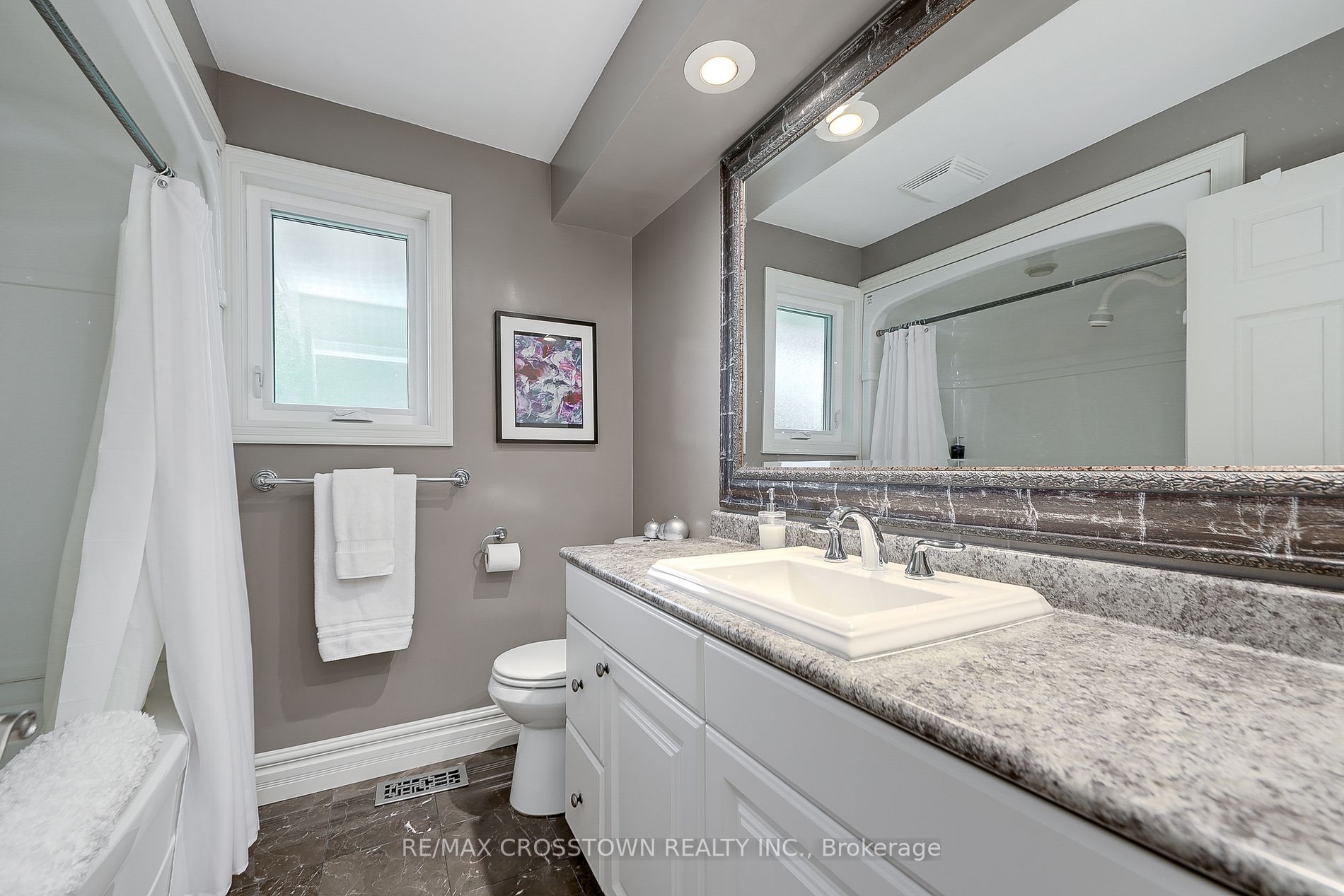 2679 Lakeshore Road E