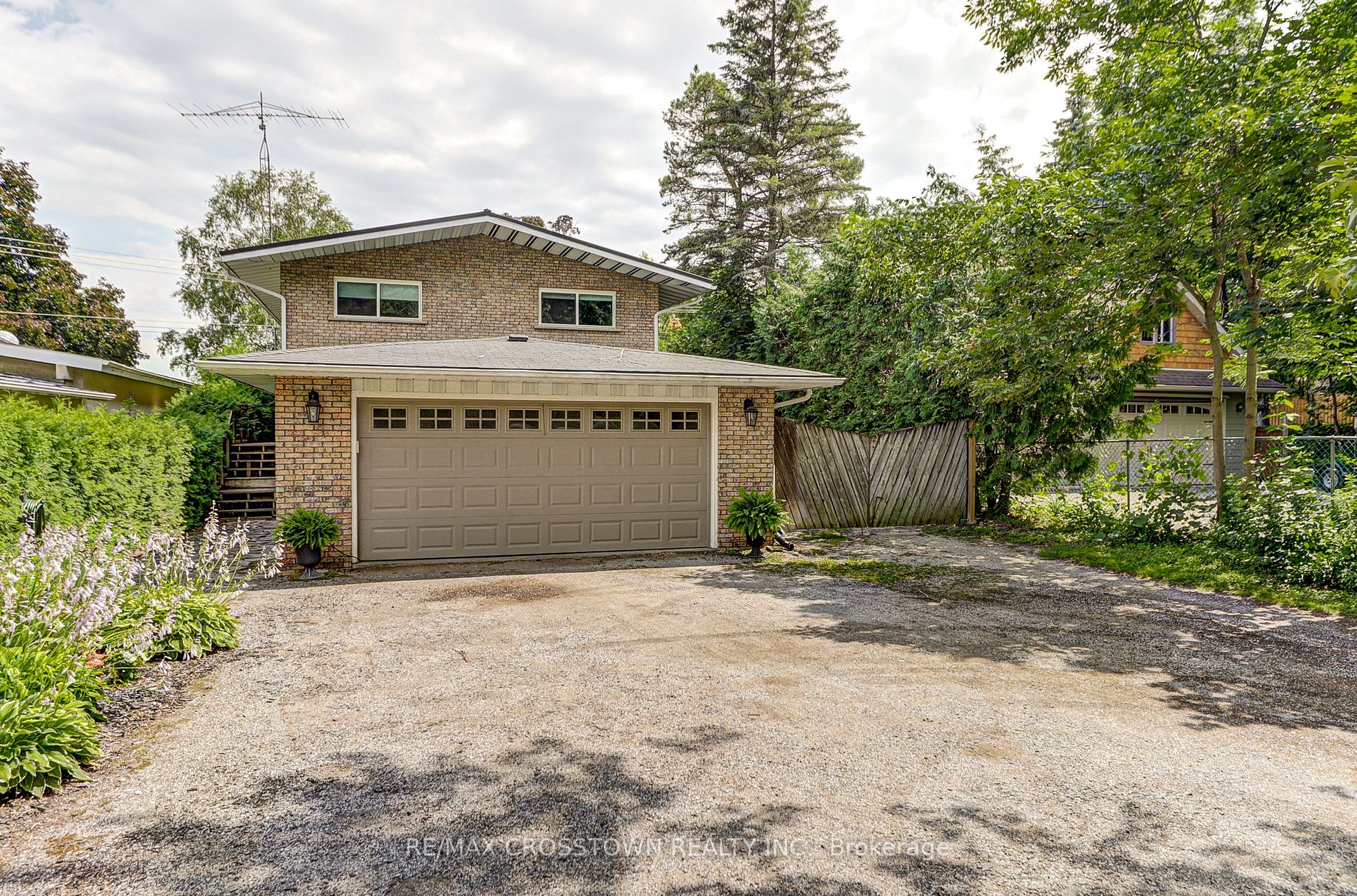 2679 Lakeshore Road E