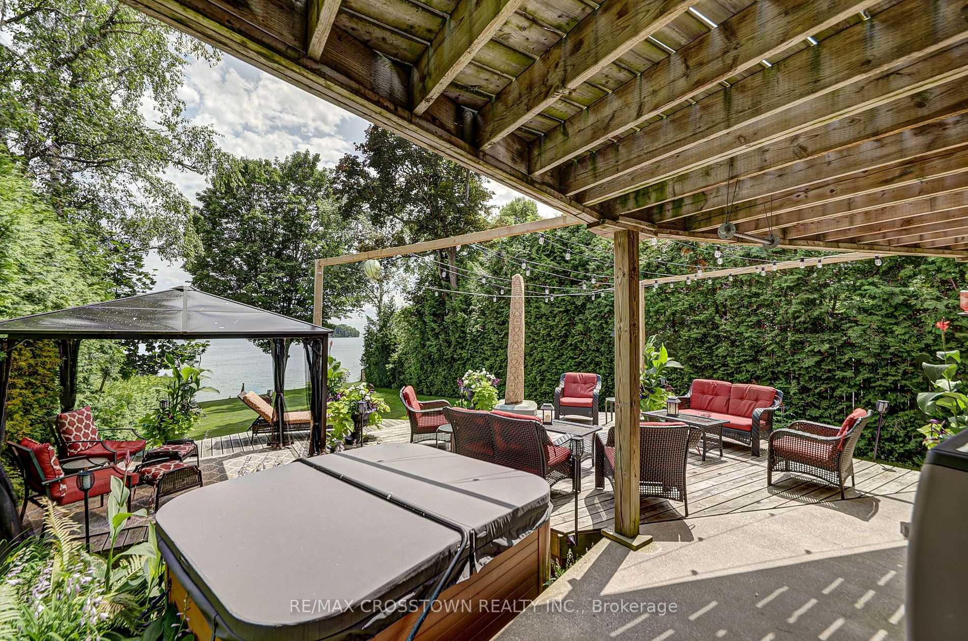 2679 Lakeshore Road E