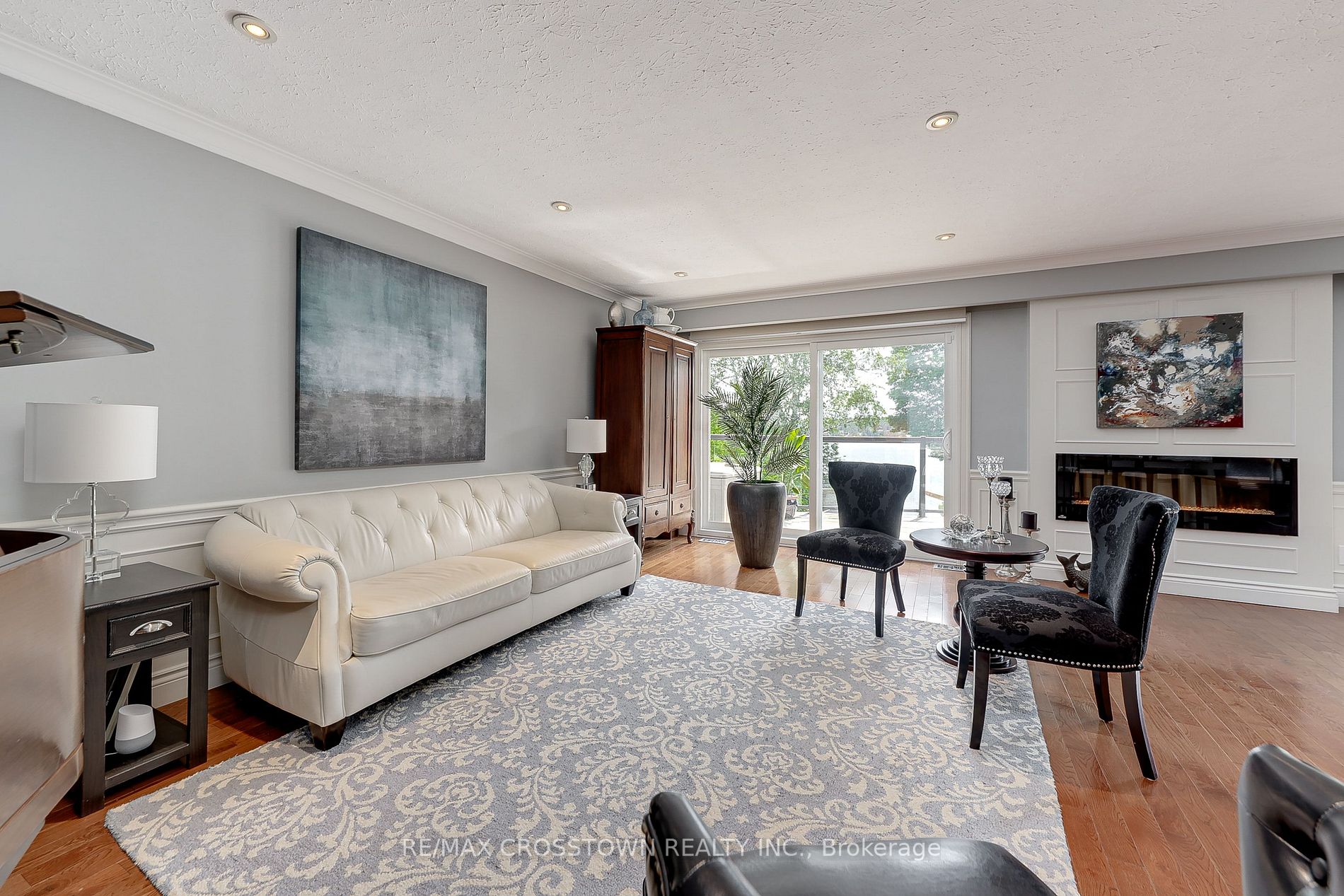 2679 Lakeshore Road E