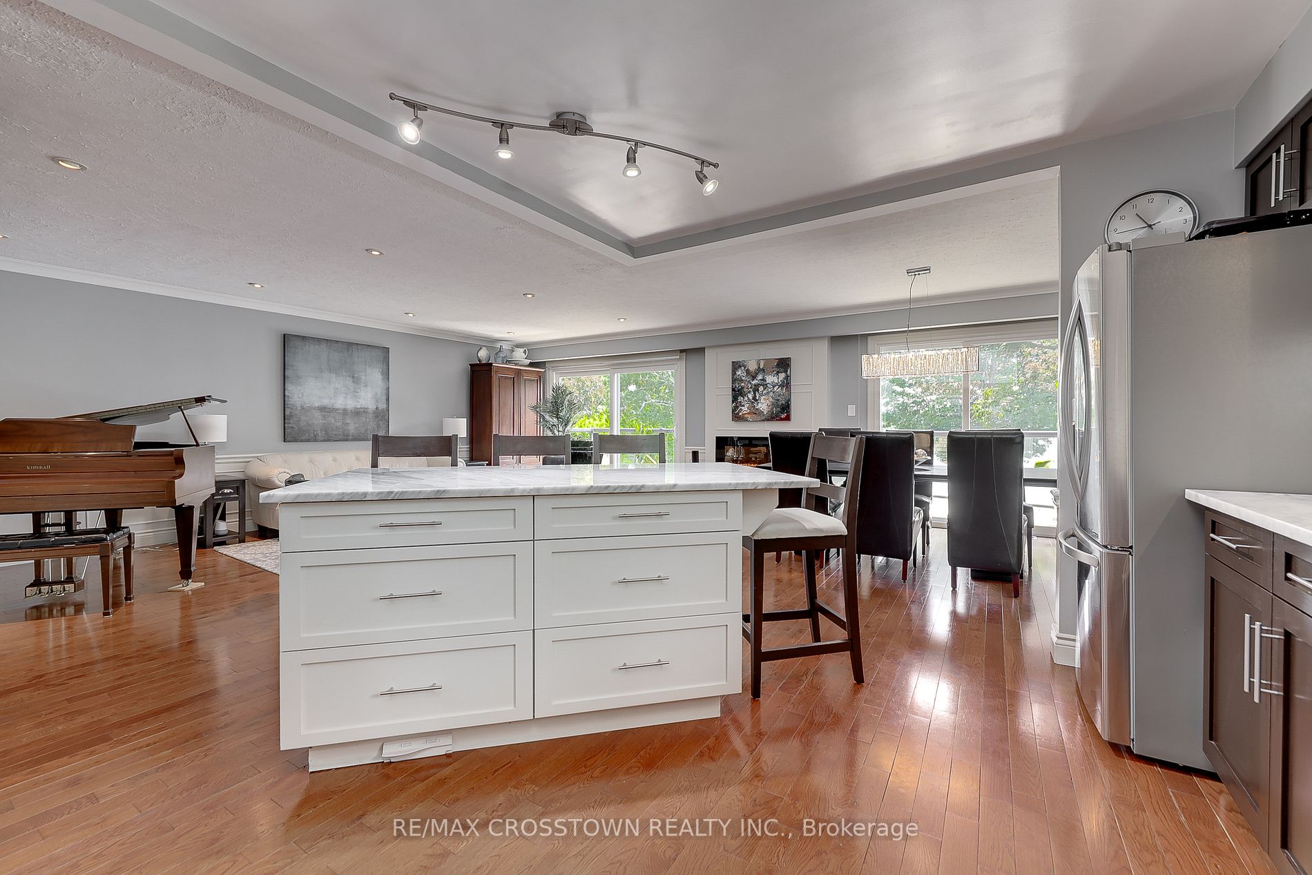 2679 Lakeshore Road E