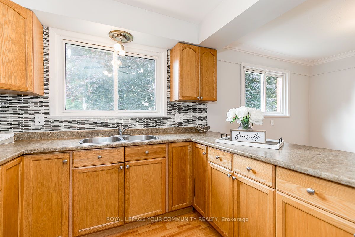 374 Mississaga St W