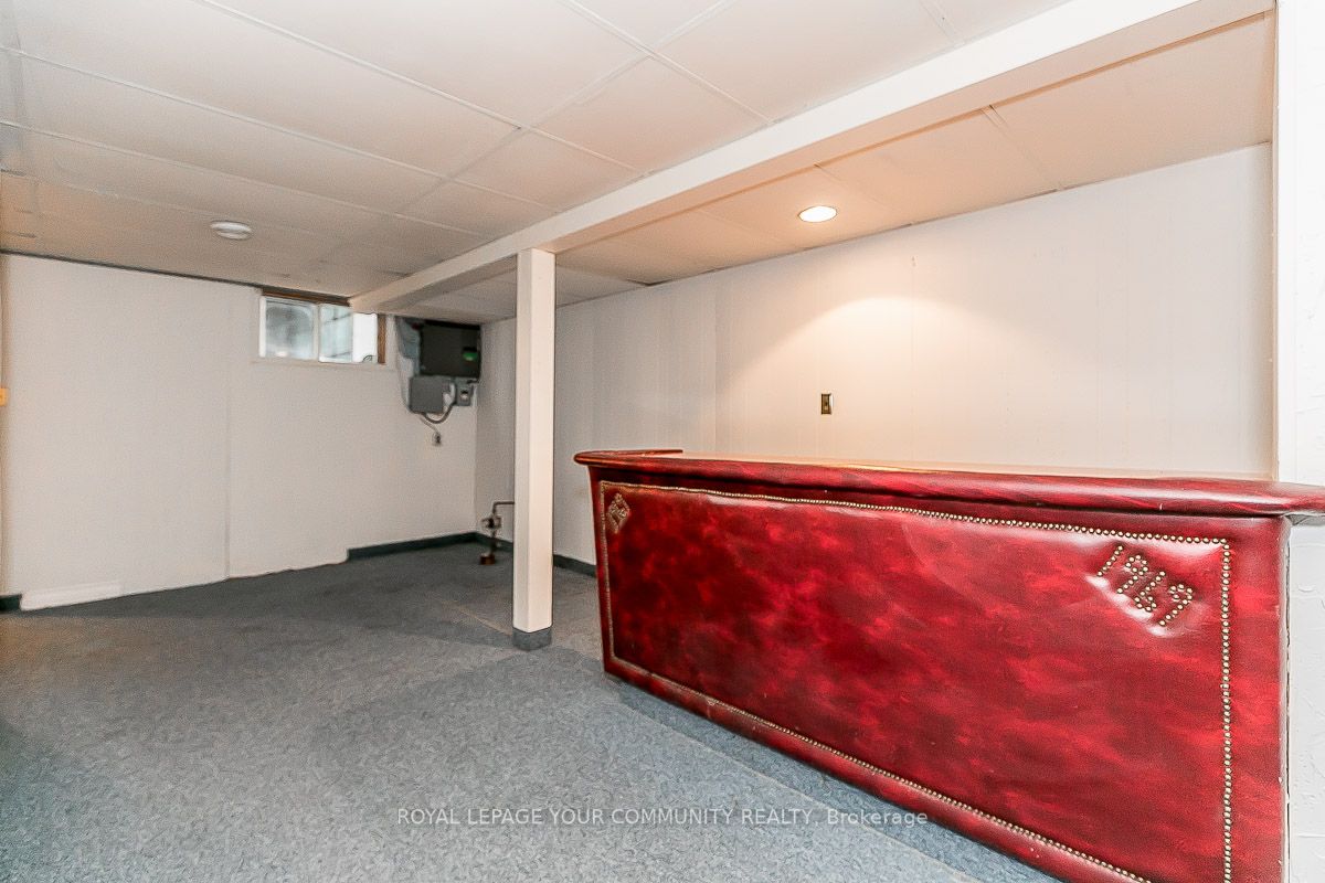 374 Mississaga St W