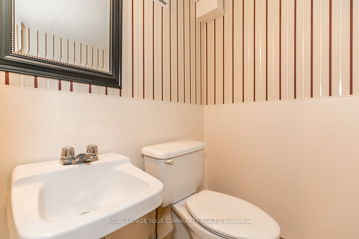 374 Mississaga St W
