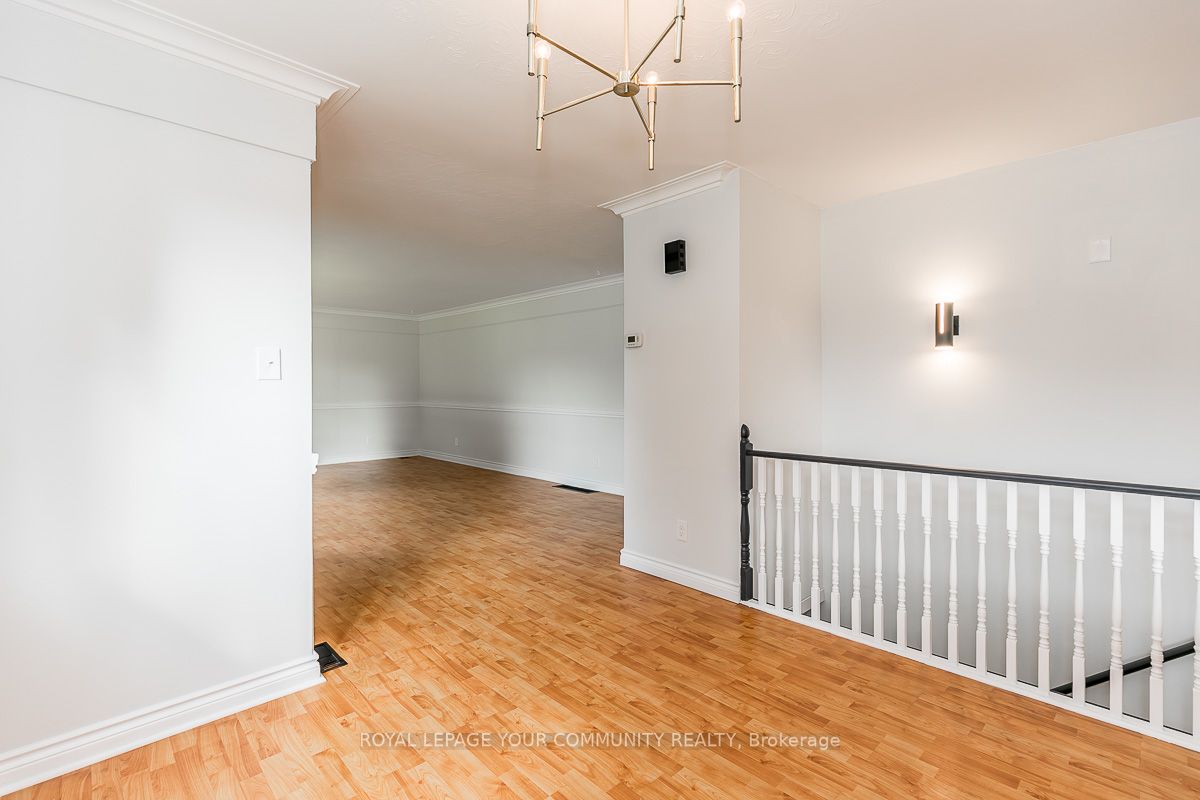 374 Mississaga St W
