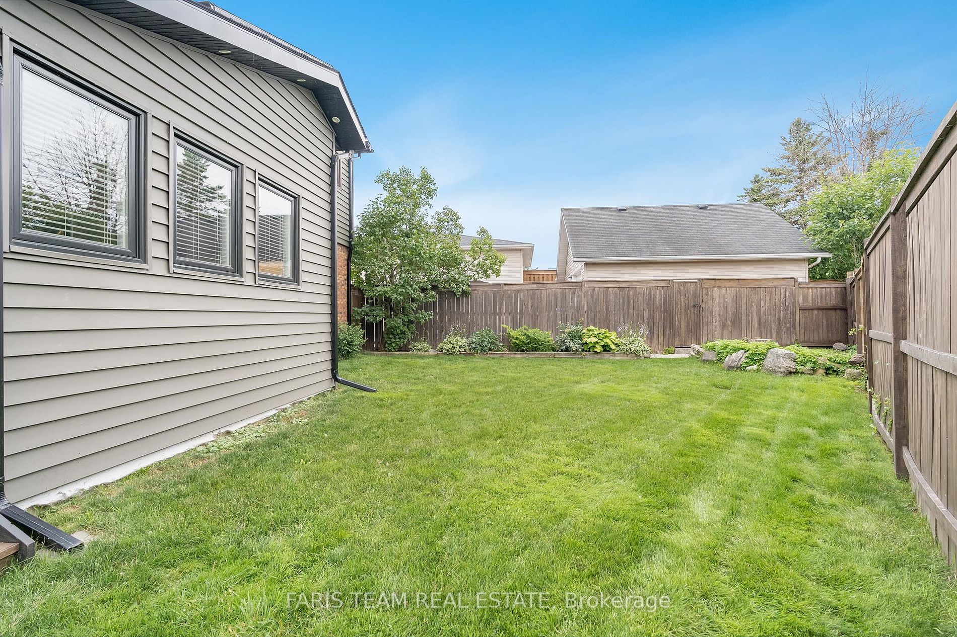 562 Simcoe St