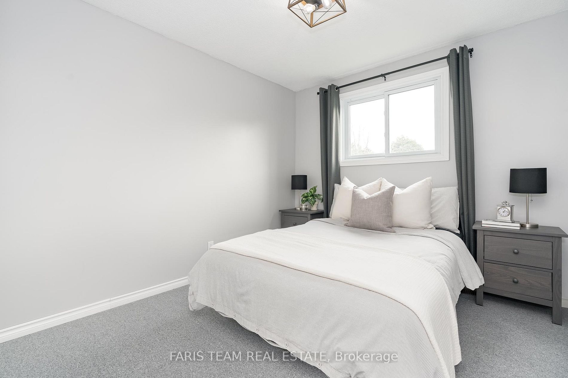 562 Simcoe St