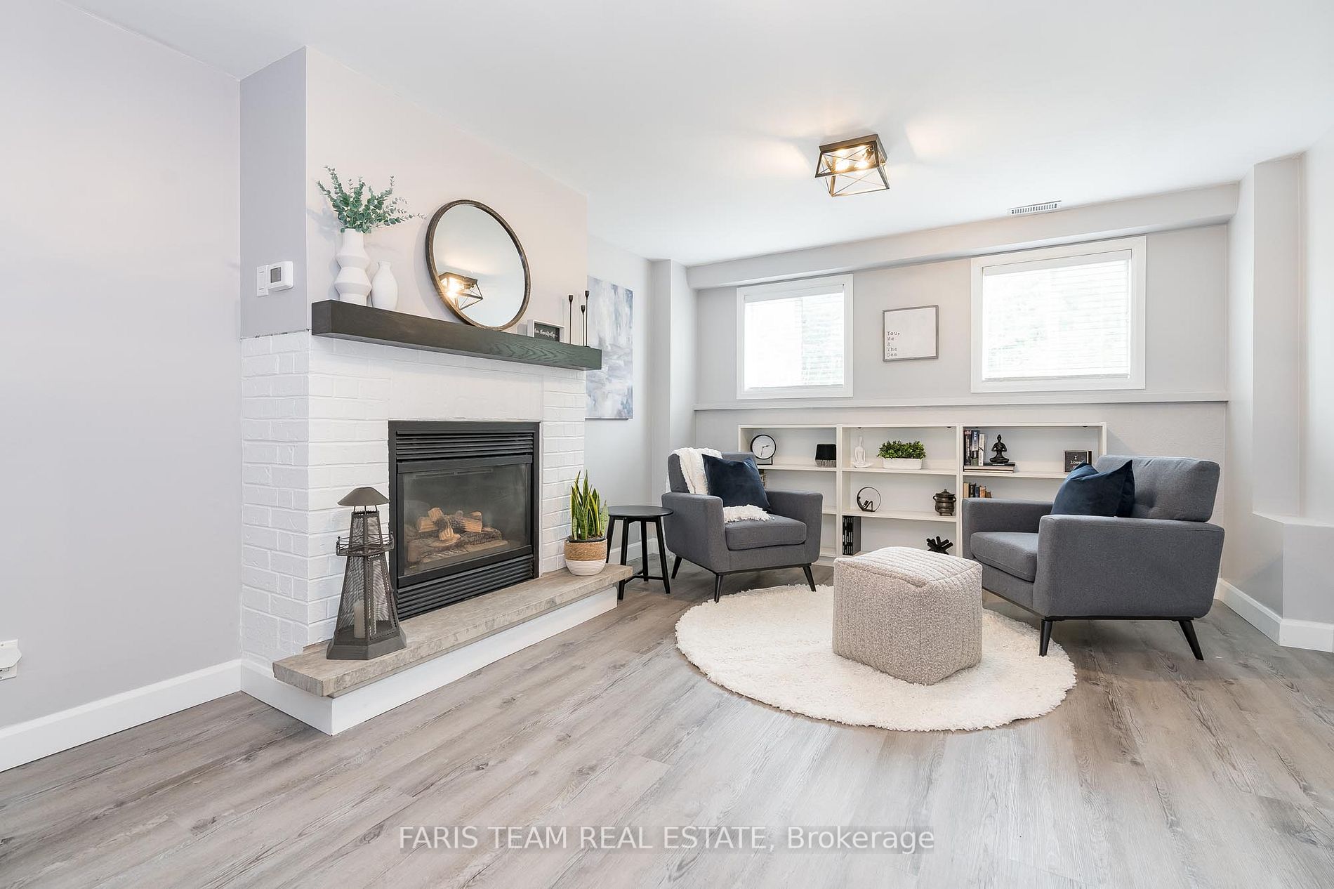 562 Simcoe St