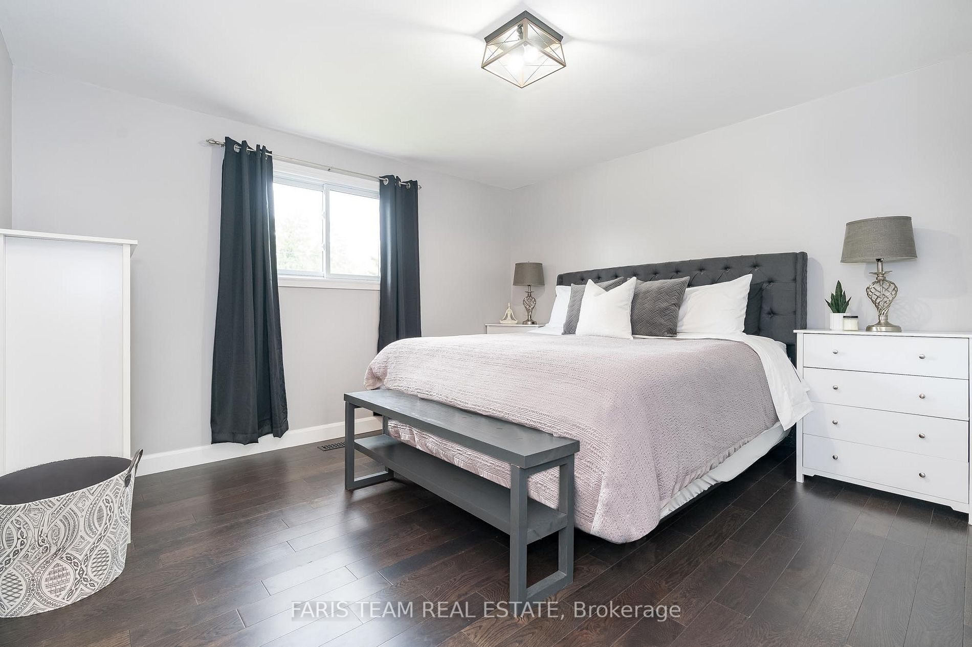 562 Simcoe St