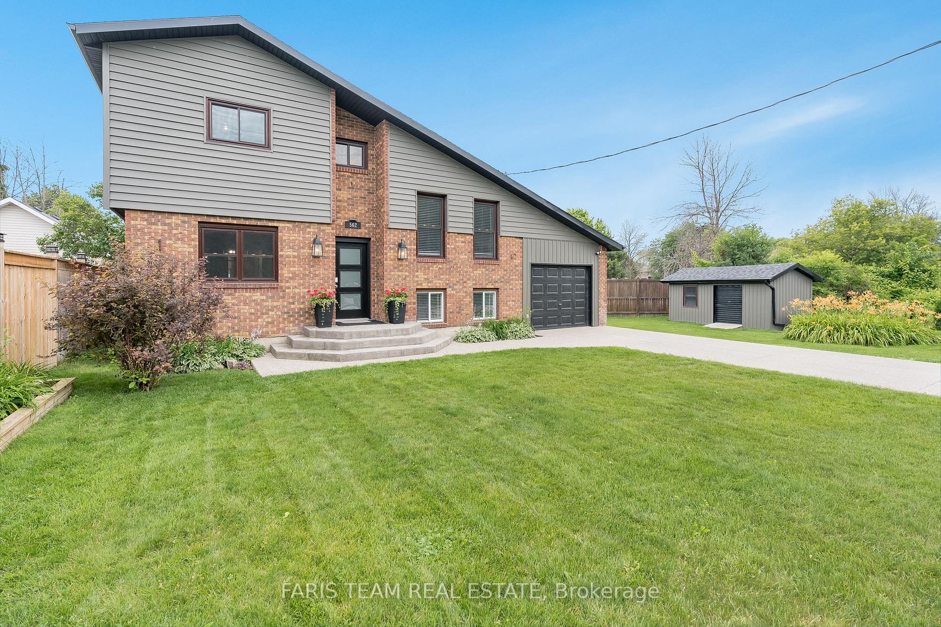 562 Simcoe St