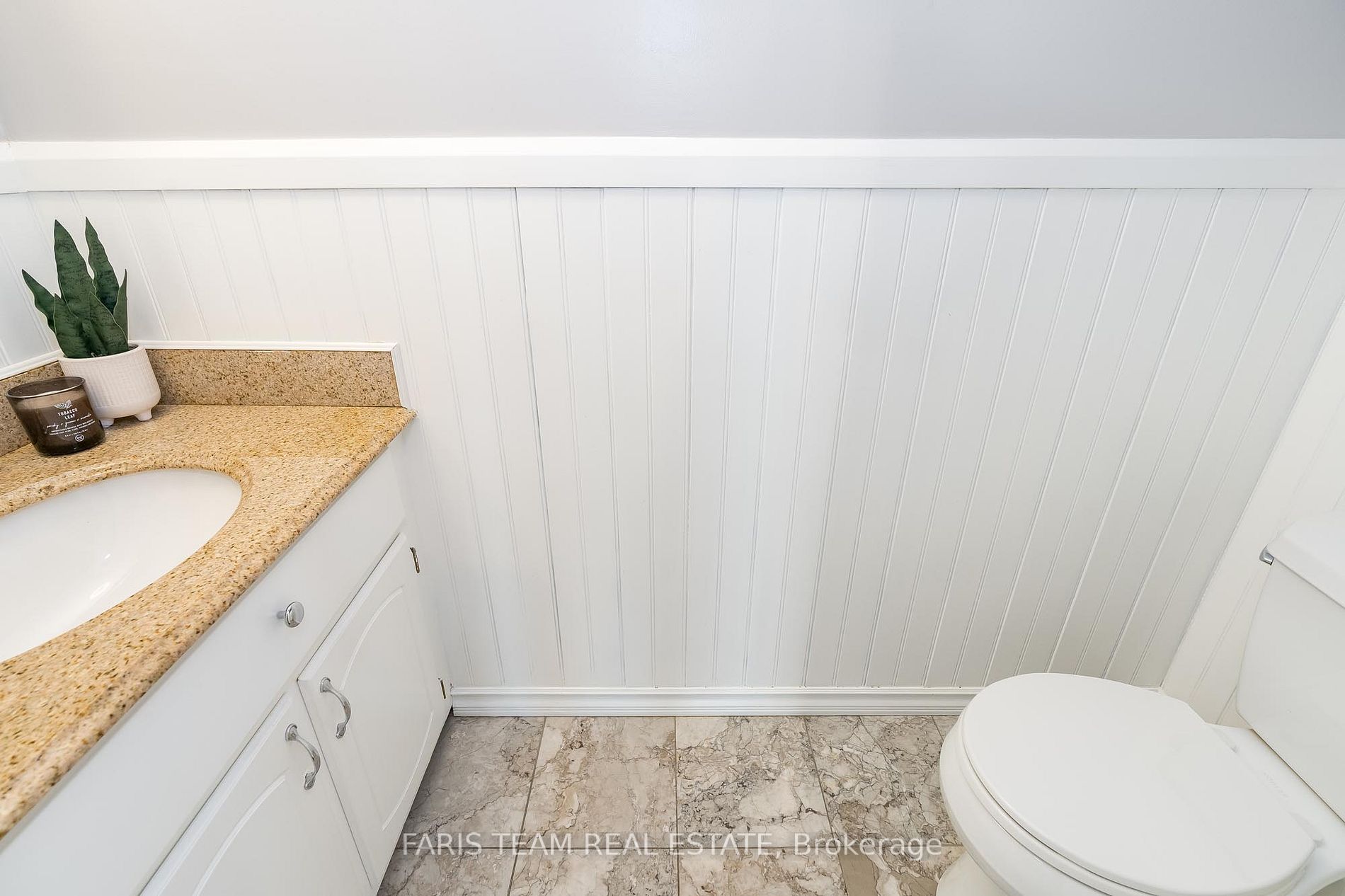 562 Simcoe St