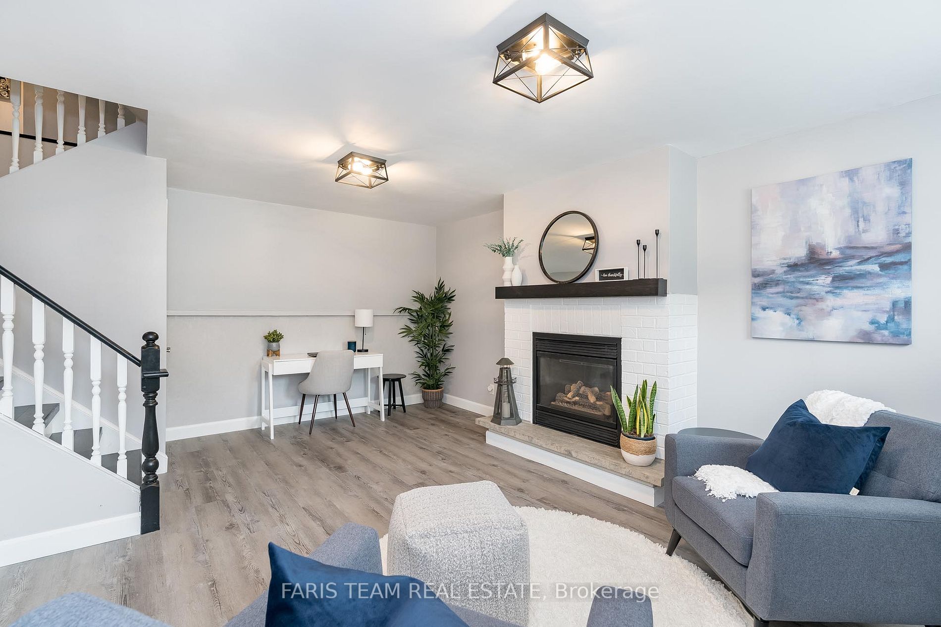 562 Simcoe St