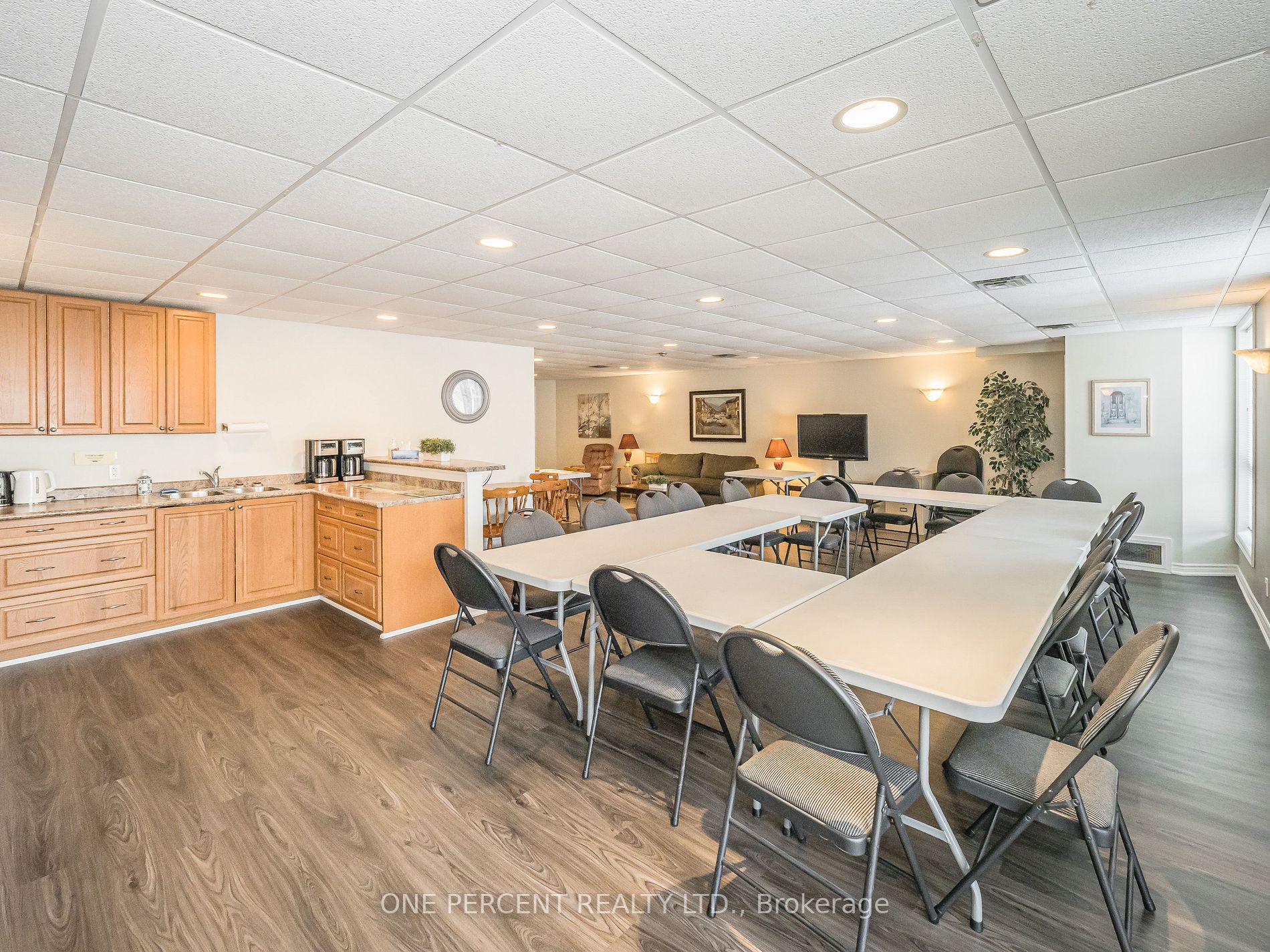 486 Laclie St, #201