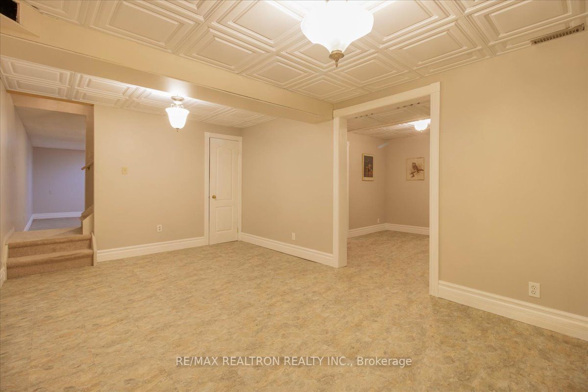 37 Nicholson Cres