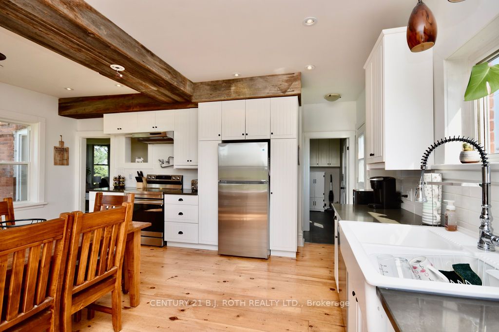1153 Glengarry Landing Rd S