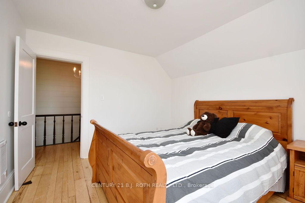 1153 Glengarry Landing Rd S