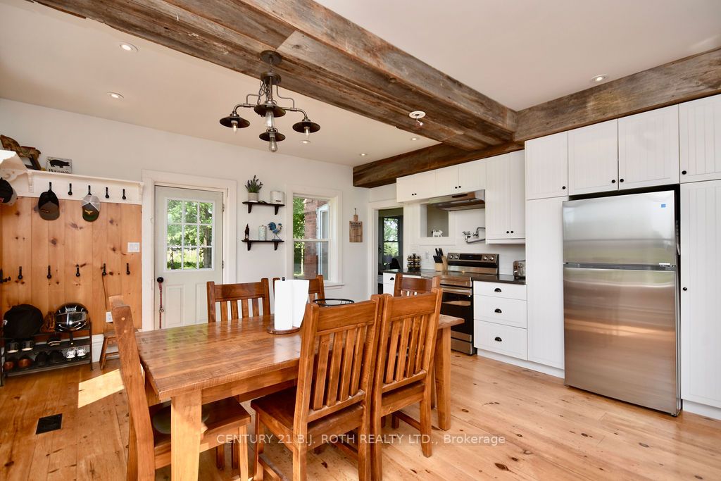 1153 Glengarry Landing Rd S