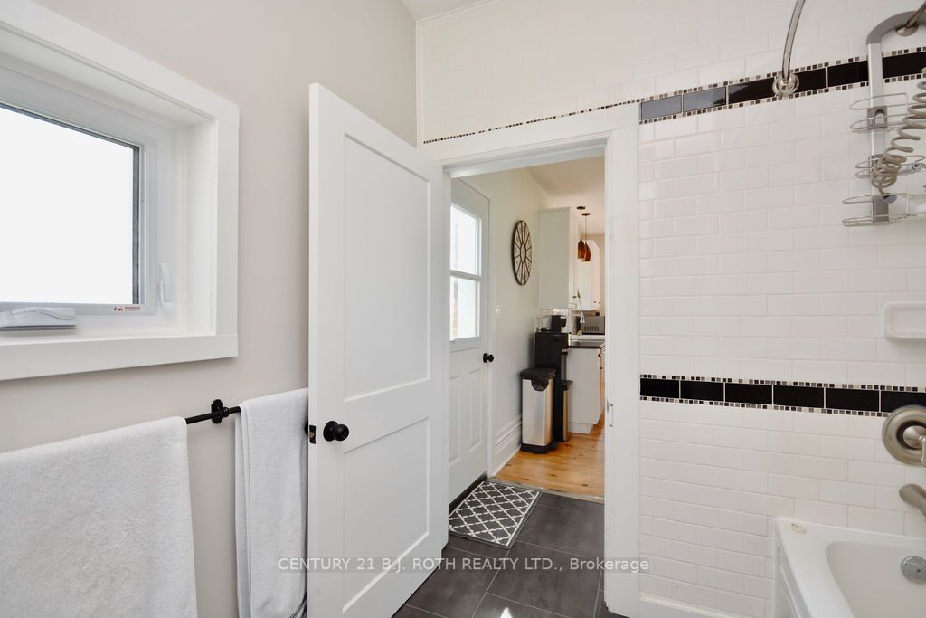 1153 Glengarry Landing Rd S
