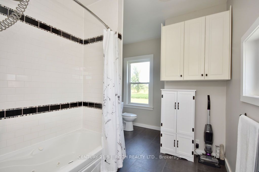 1153 Glengarry Landing Rd S
