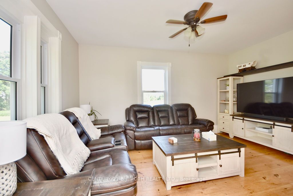 1153 Glengarry Landing Rd S