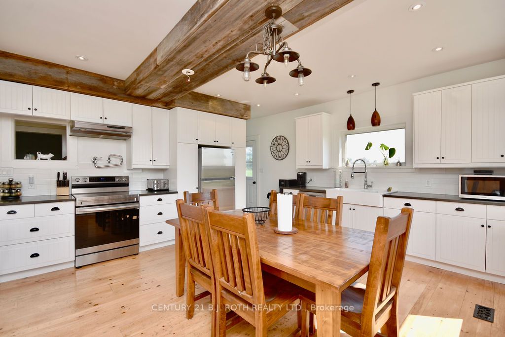 1153 Glengarry Landing Rd S