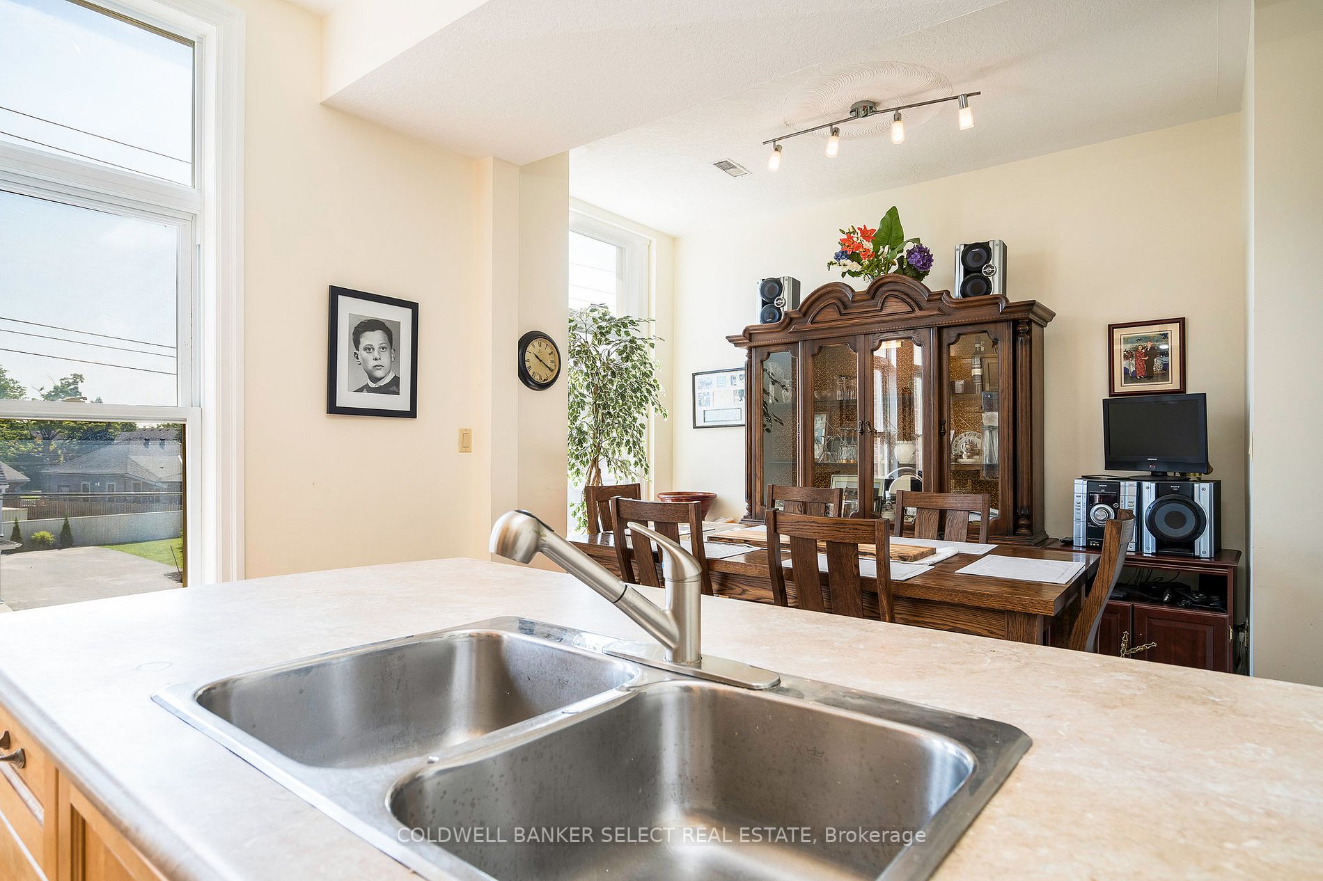36 Saint Marie St