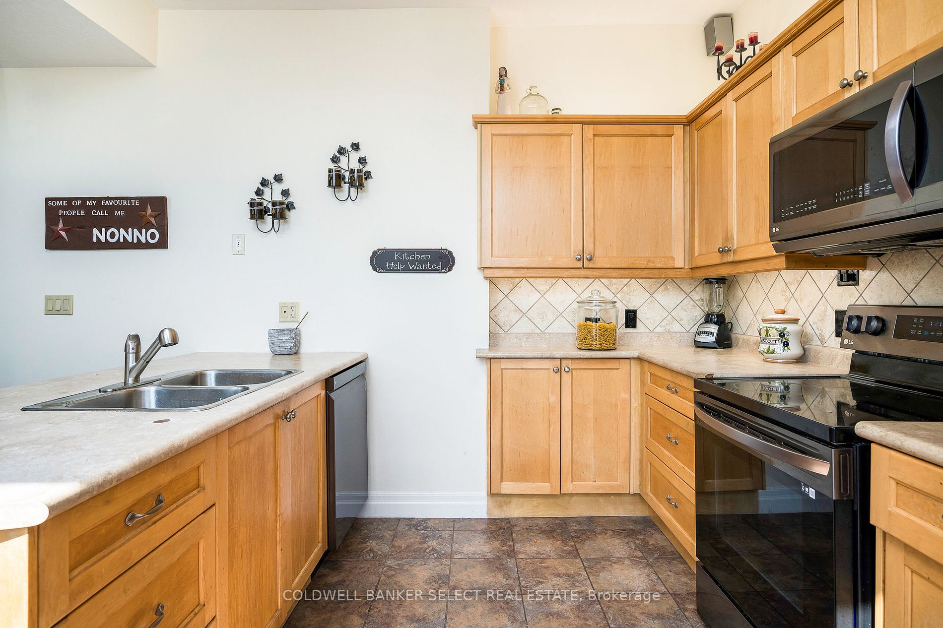36 Saint Marie St