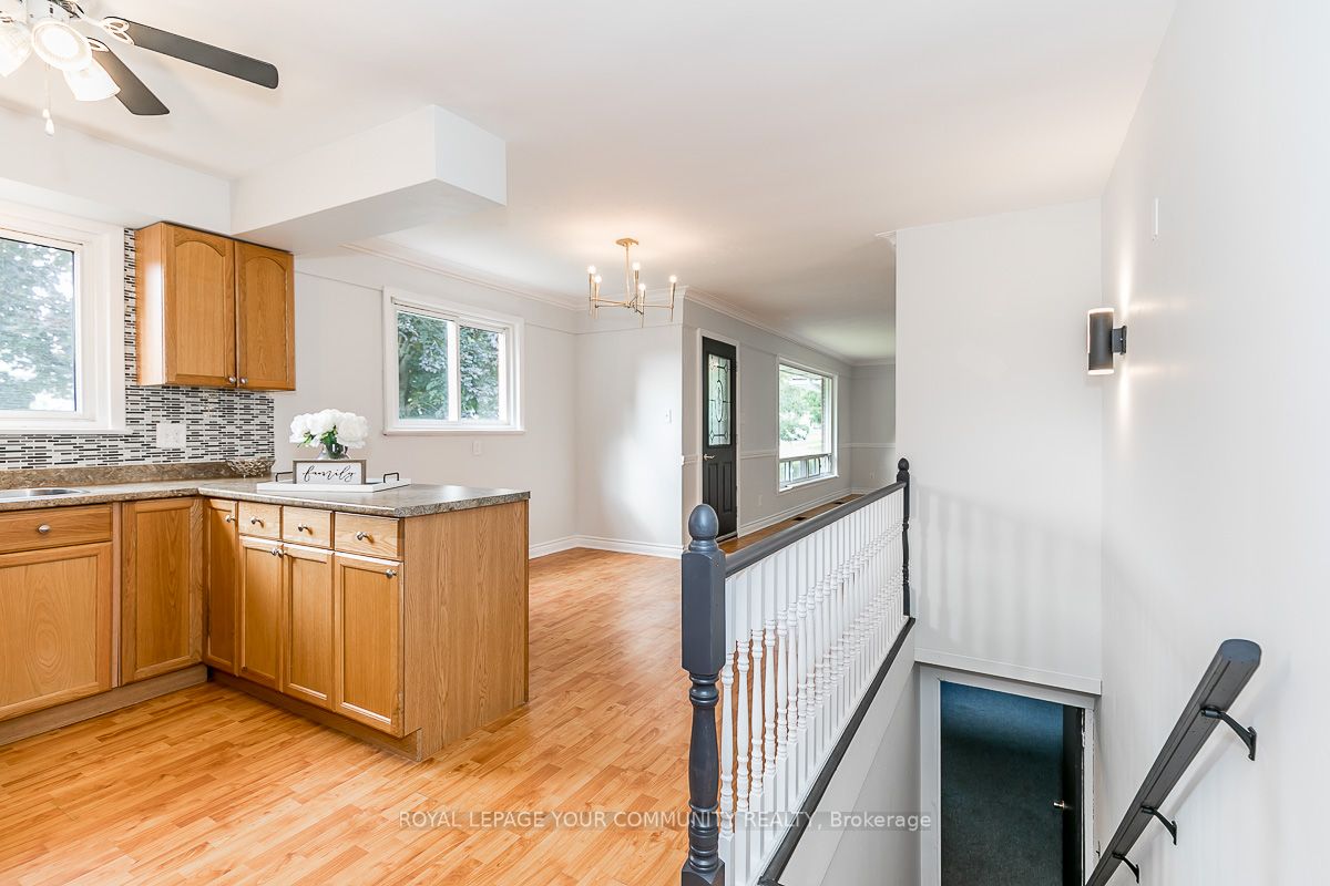 374 Mississaga St W