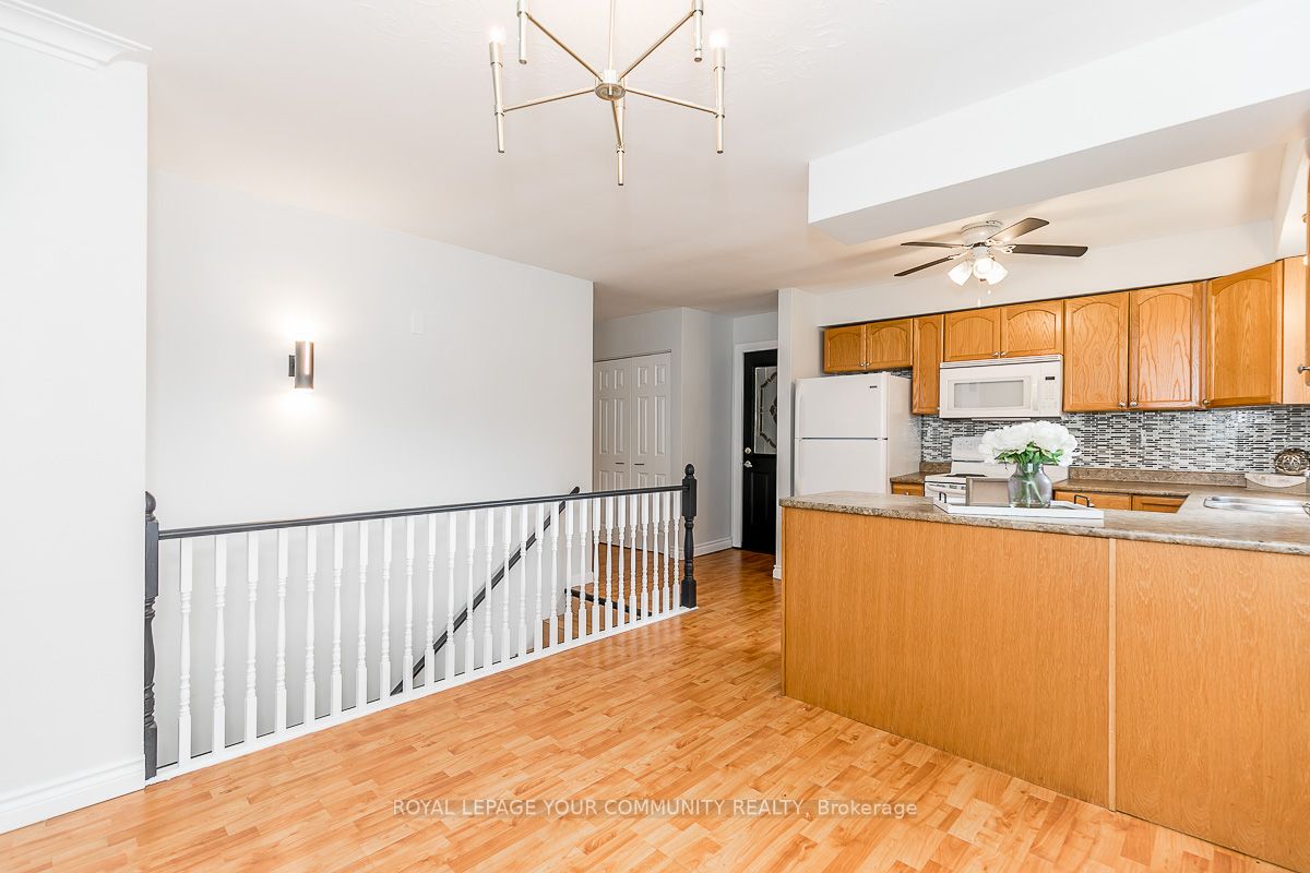 374 Mississaga St W