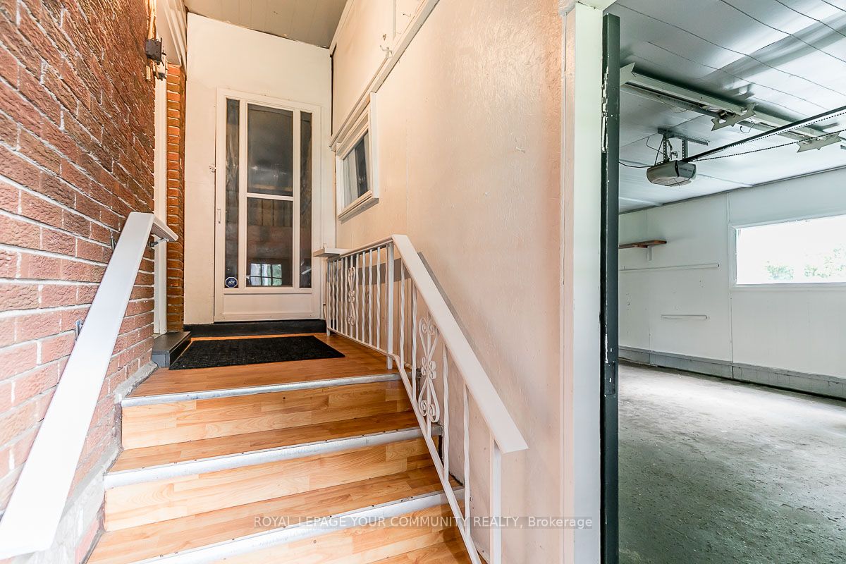 374 Mississaga St W