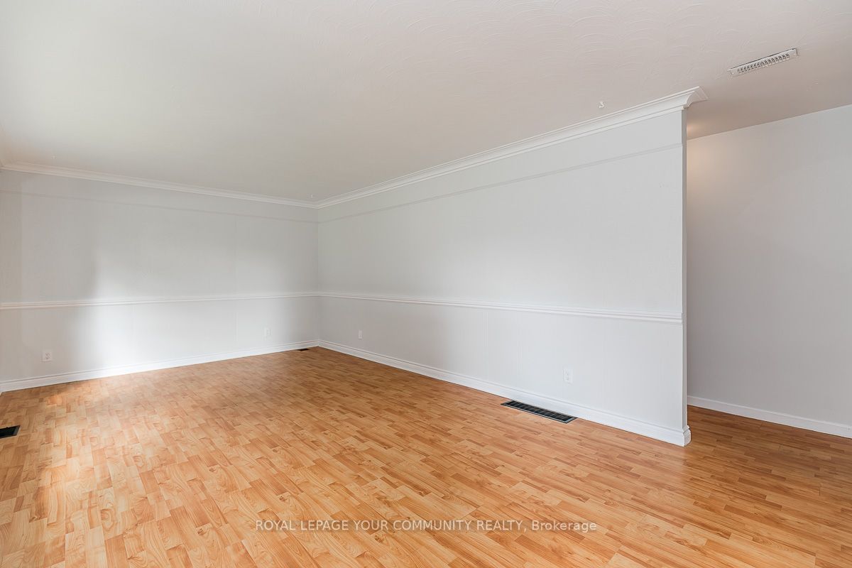 374 Mississaga St W