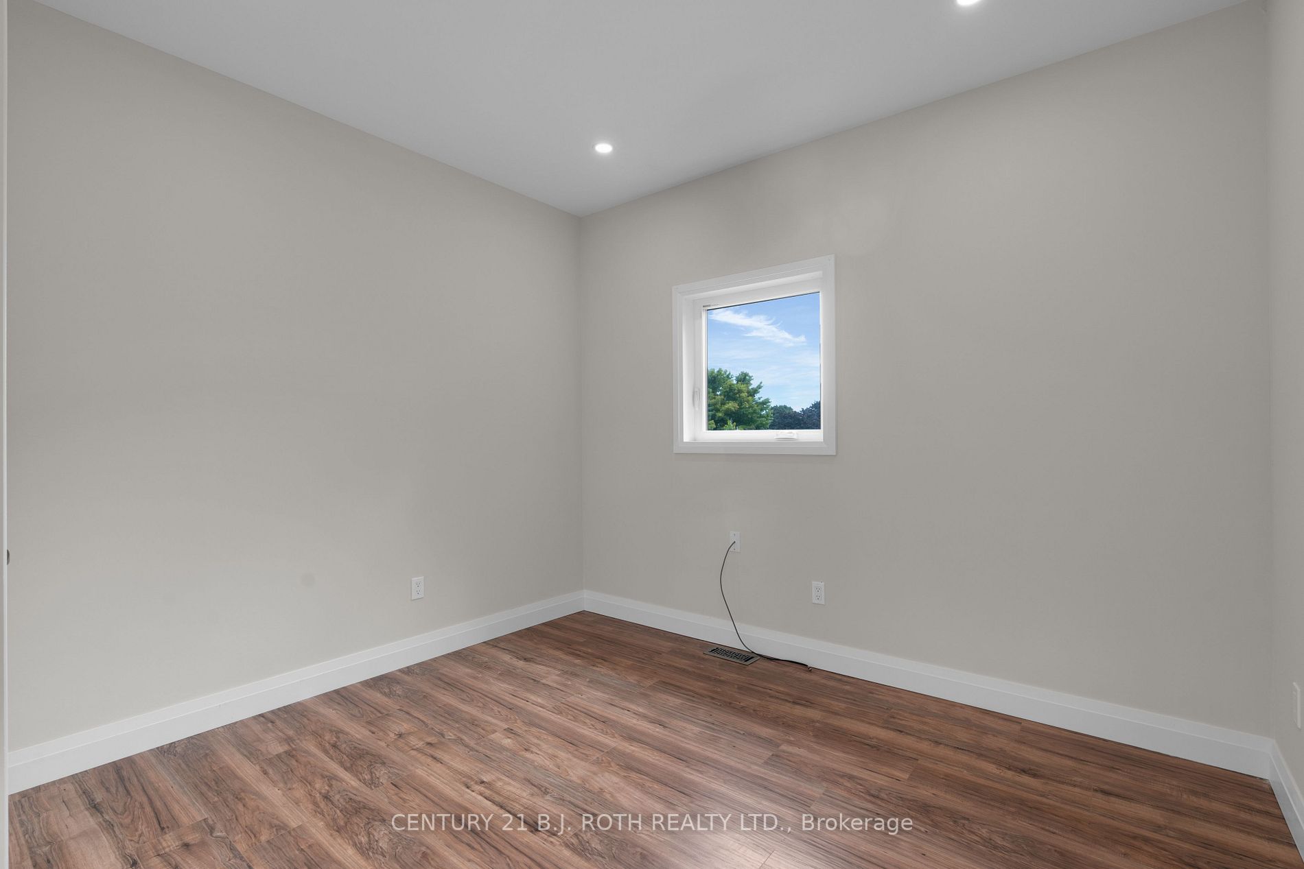 369 Mississaga St W