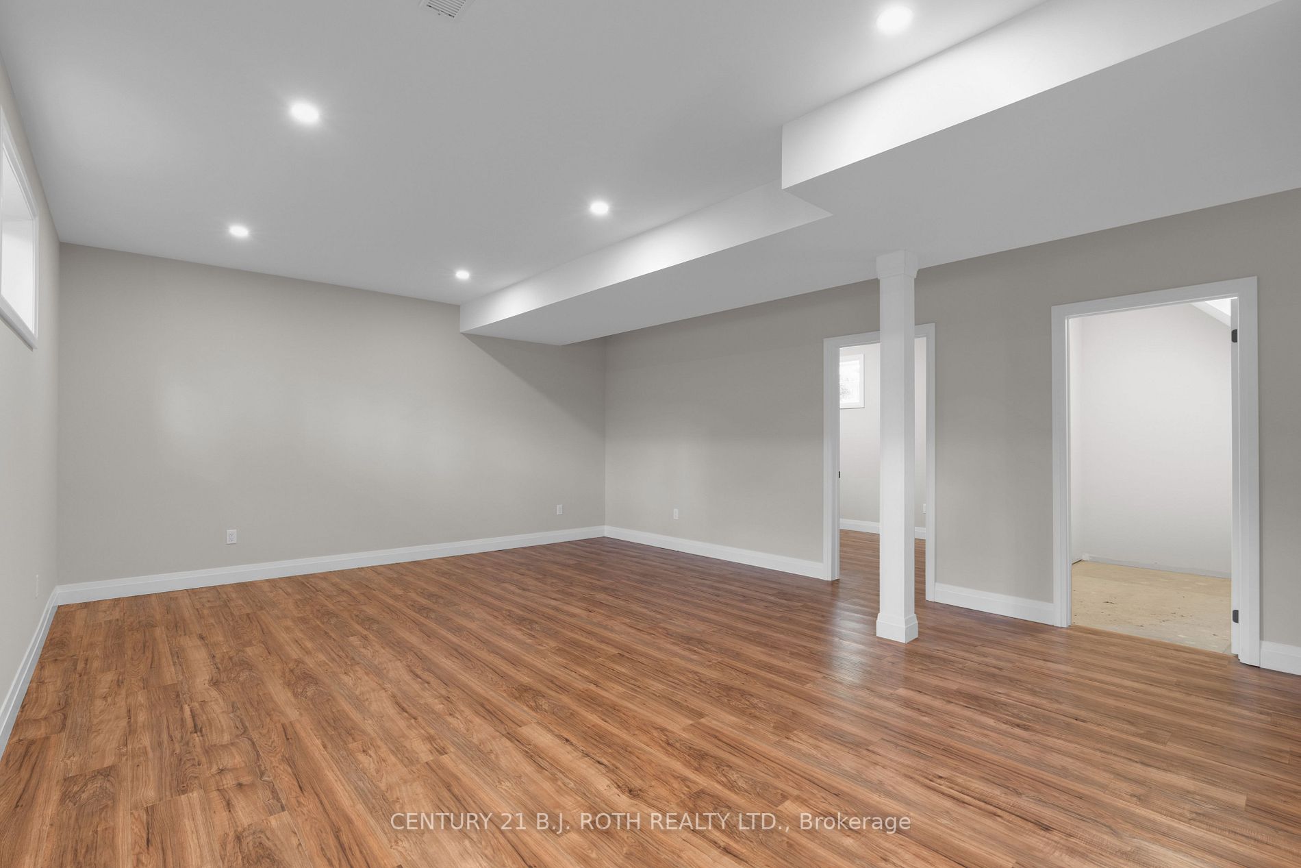 369 Mississaga St W