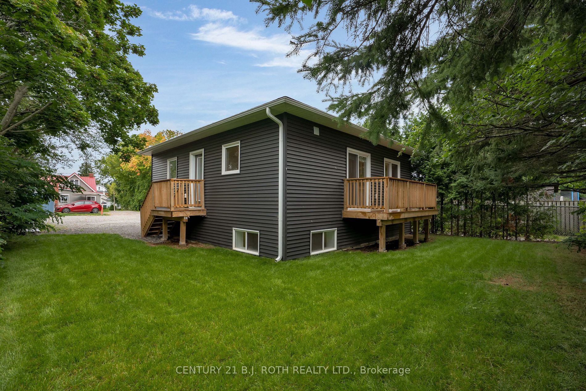369 Mississaga St W