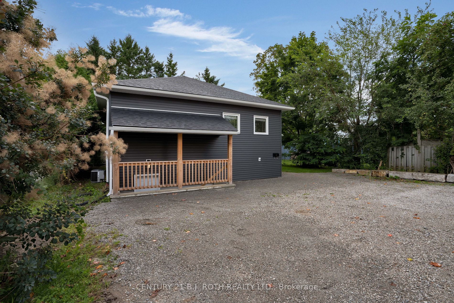 369 Mississaga St W