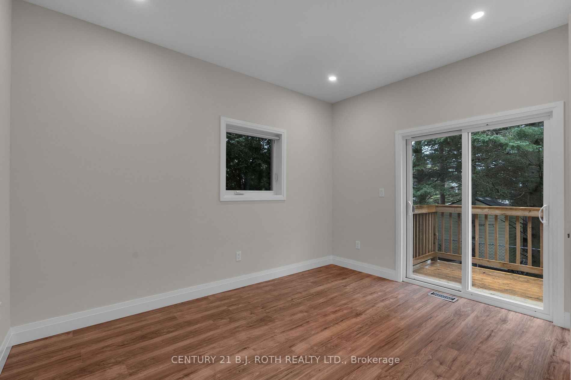 369 Mississaga St W