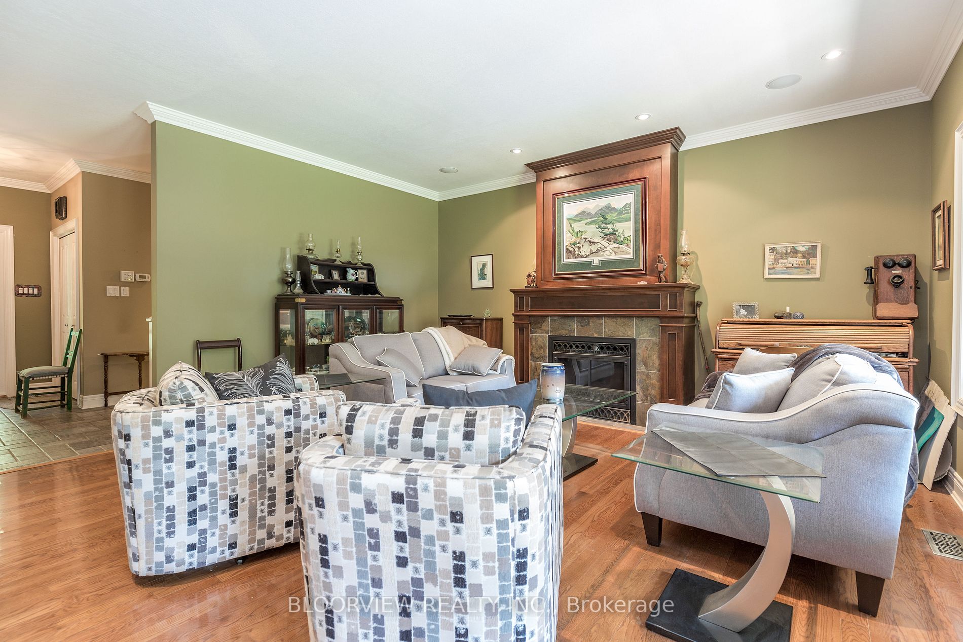 1643 THE ANGELA SCHMIDT F Road