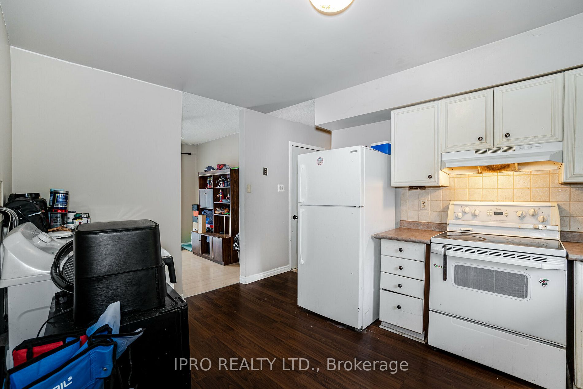 80 Elizabeth St W