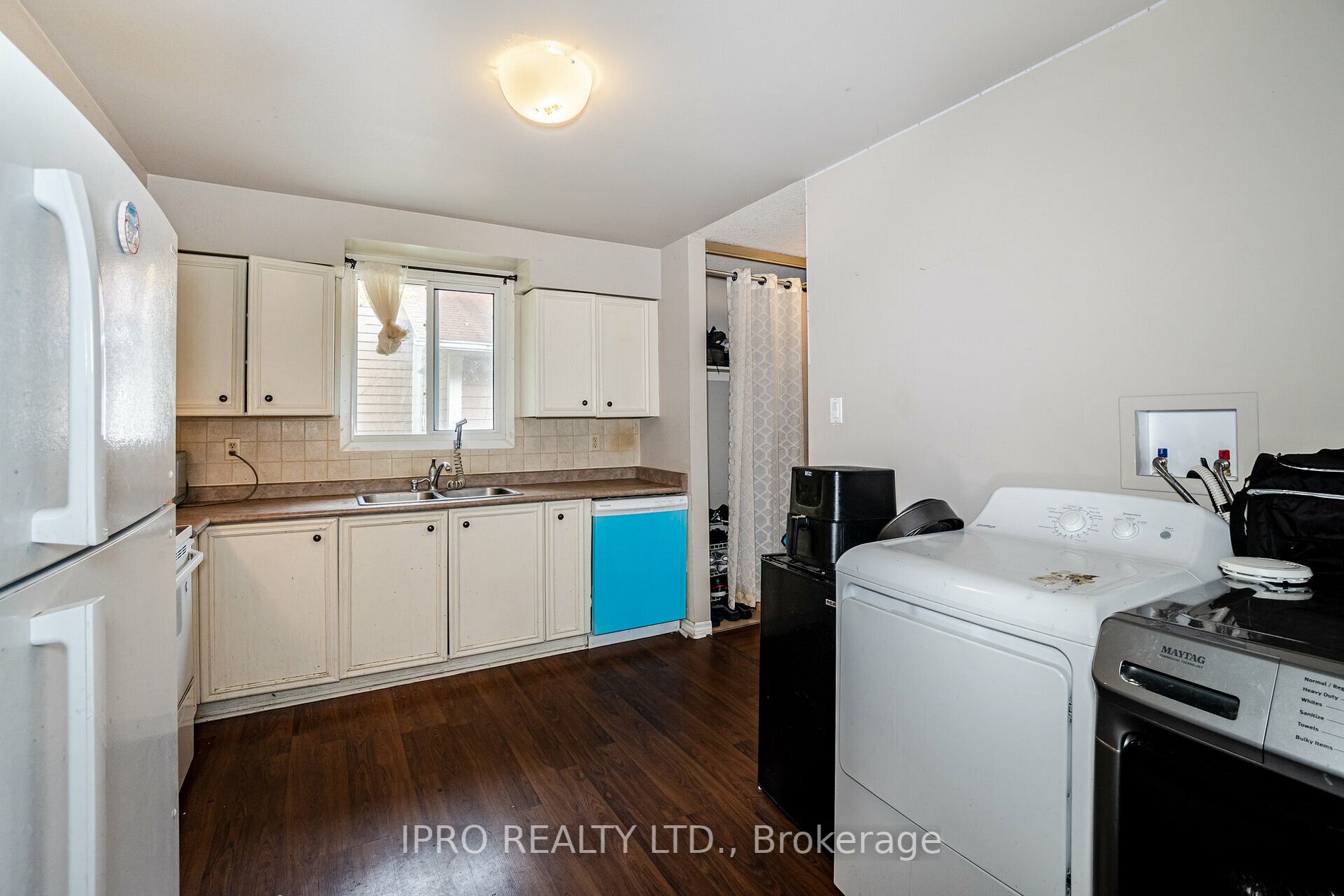 80 Elizabeth St W